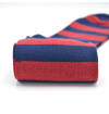 Chaussettes fantaisie rouges foncées à rayures bleues remaillées à la main en coton peignées