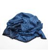Echarpe-legere-bleu-saphir-femme-homme-fibres-naturels-motifs-bosquetde-letoile-lenotre-versailles
