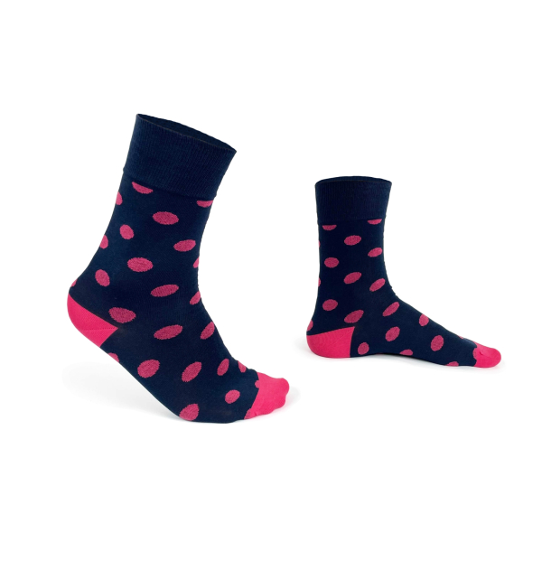 chaussettes-fantaisie-hommes-femmes-en-coton-bleu-marine-à-motif-gros-pois-roses-remaillées-à-la-main