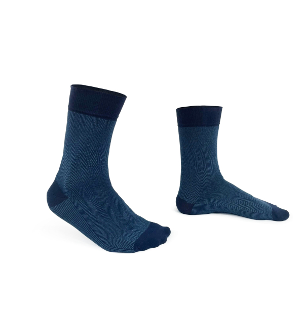 chaussettes-fantaisie-hommes-femmes-en-coton-bleu-marine-à-motifs-chevrons-bleu-ciel-remaillées-à-la-main