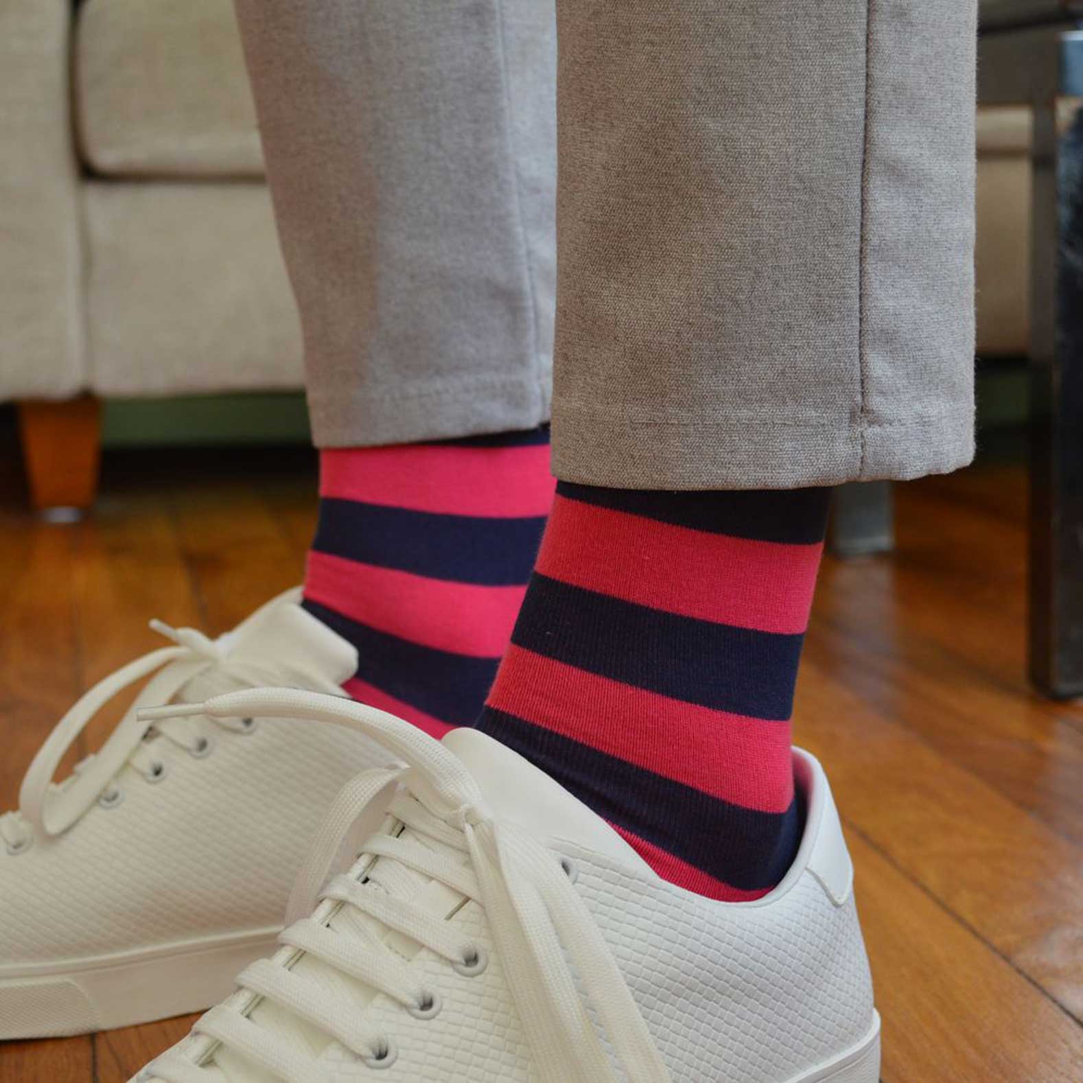 men outfit white sneakers, chaussettes colorées 