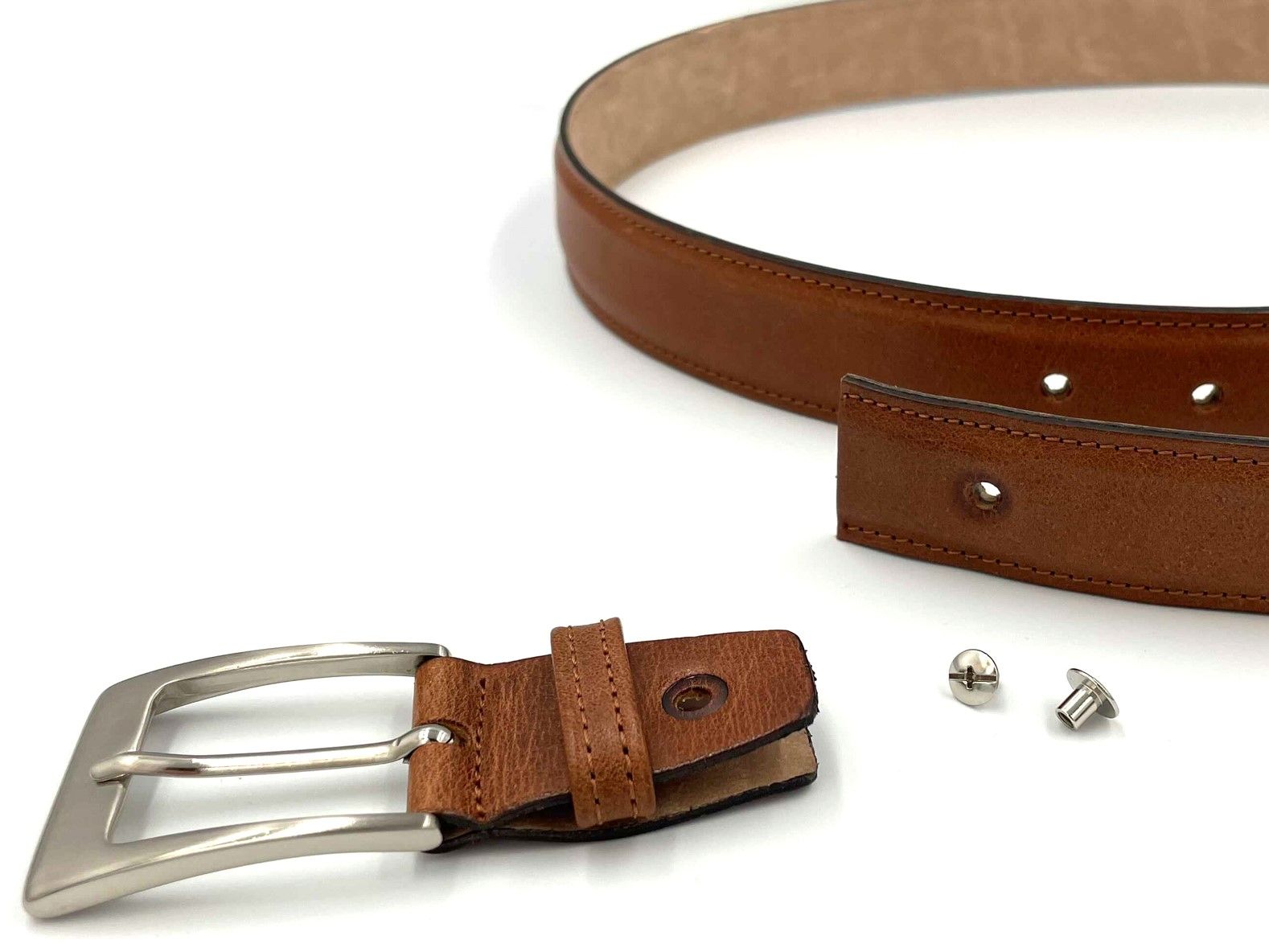 Ceinture cognac réglable casual chic pour hommes en cuir pleine fleur surpiquée